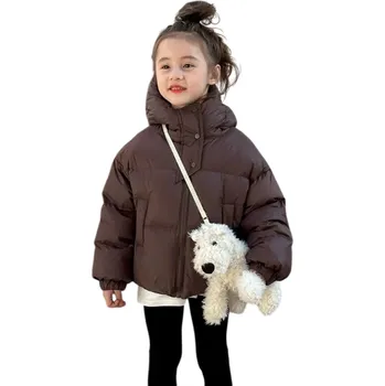 Dívčí bunda Dětská zimní bunda s kapucí Zapínání na zip a patenty Vysoký krk Teplá bavlněno-polyesterová bunda s kapsami Pohodlný zimní střih hnědá 10
