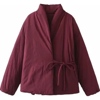Dámská zimní bunda s výstřihem do V Elegantní bunda z polyesteru Zavazování na boční tkaničku Pohodlný střih Stylový zimní kabátek vínová S