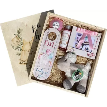 Dárkový potravinový koš Dárková dřevěná bedna - Je to holka!