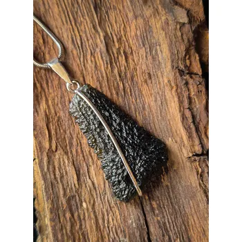 Přívěsek Stříbrný přívěsek s neopracovaným vltavínem P37 0165