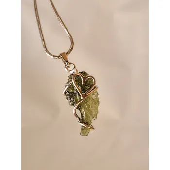 Přívěsek Stříbrný přívěsek s vltavínem se srdcem P37 0116