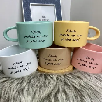 Hrnek makronka Káva, protože na víno je ještě brzy