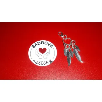 HandMade by VeJa Přívěšek na klíče - srdce s per #780;i #769;m na karabince