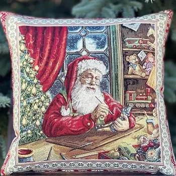 Povlečení Home of Christmas Vánoční povlak na polštář s motivem Dílna Santy 45 × 45 cm