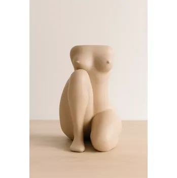 Stojan na květiny Květináč Sitting Lady, polyresin, pískově hnědá, 28 x 22 x 37 cm - Present Time