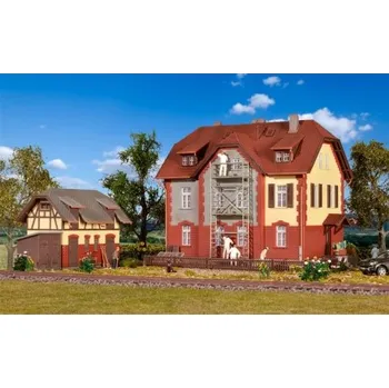 Modelová železnice H0 - železničářský ​​dům s přístavkem