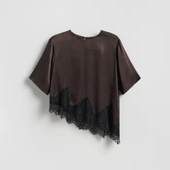 Dámské tričko Reserved - Asymetrický top s krajkou - tmavě hnědá - 335KB-89X - 335KB-89X-M