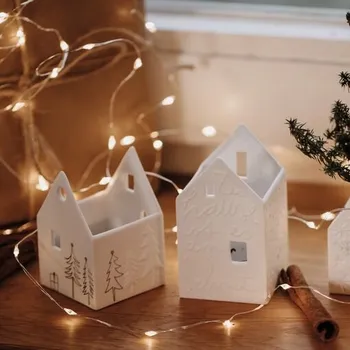 Svícen Porcelánový svícen domeček, malý, jedličky a sněhulák