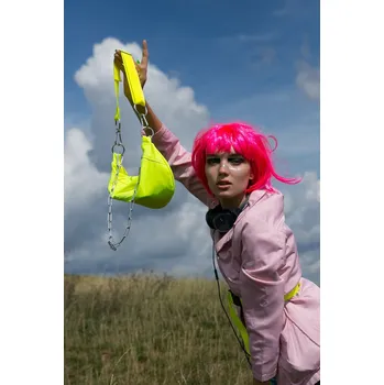 Outdoorové zavazadlo PRINCESS TIRAMISU Ledvinka - neonová žlutá z řetězem Barva: Žlutá