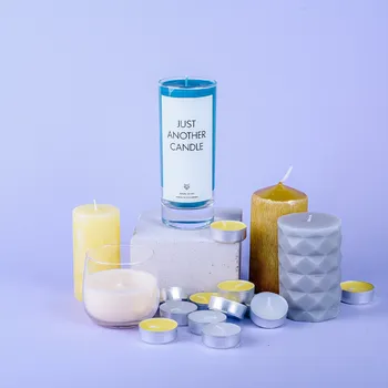 Svíčka IRONIC CANDLES - sójová svíčka / JUST ANOTHER CANDLE Velikost svíčky / Size: Střední / Medium, Barva a vůně / Color and scent: Červená - JAHODOVÁ ZMRZLINA