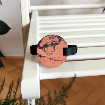 Náramek UMMA tenký kožený náramek / černý s oranžovým mramorem