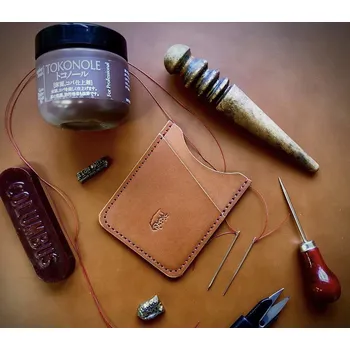 Peněženka The Wolf Notti minimalistická peněženka - hnědá Barva: S červeným šitím