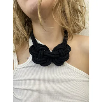 Náhrdelník Terka Tvoří černý náhrdelník / uzel se zapínáním Barva: Černá