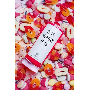 Svíčka IRONIC CANDLES - sójová svíčka/ IT IS WHAT IT IS. Velikost svíčky / Size: Střední / Medium, Barva a vůně / Color and scent: Žlutá - SUPERFRUIT (mango, mučenka, papája)