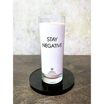 Svíčka IRONIC CANDLES - STAY NEGATIVE Velikost svíčky / Size: Malá / Small, Barva a vůně / Color and scent: Bílá - ŠAFRÁN, MANDLE & SKOŘICE