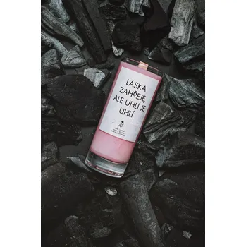 Svíčka IRONIC CANDLES - LÁSKA ZAHŘEJE, ALE UHLÍ JE UHLÍ - sójová svíčka Velikost svíčky / Size: Střední / Medium, Barva a vůně / Color and scent: Neon žlutá - LITSEA CUBEBA (citrusová)