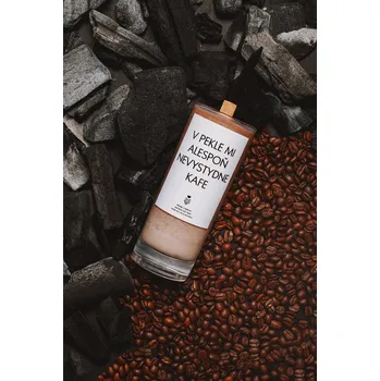 Svíčka IRONIC CANDLES - V PEKLE MI ALESPOŇ NEVYSTYDNE KAFE Velikost svíčky / Size: Střední / Medium, Barva a vůně / Color and scent: Žlutá - SUPERFRUIT (mango, mučenka, papája)