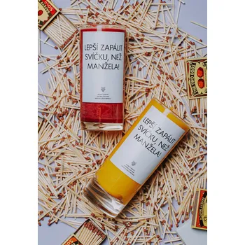 Svíčka IRONIC CANDLES - LEPŠÍ ZAPÁLIT SVÍČKU, NEŽ MANŽELA Velikost svíčky / Size: Střední / Medium, Barva a vůně / Color and scent: Bílá - ŠAFRÁN, MANDLE & SKOŘICE