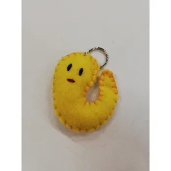 Přívěšek na klíče z plsti - červík žlutý 7 x 5 cm