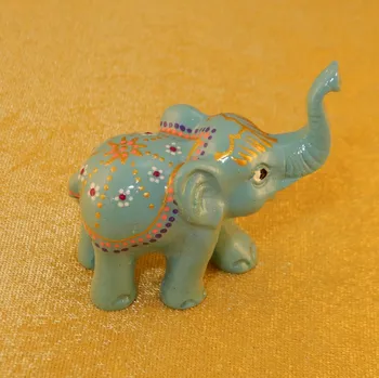 Ručně malovaná soška slona z pryskyřice Lekuk Lukis