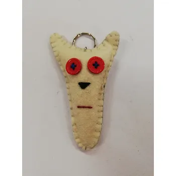 Přívěšek na klíče z plsti - příšera č.2 krémová 9,5 x 5,5 cm