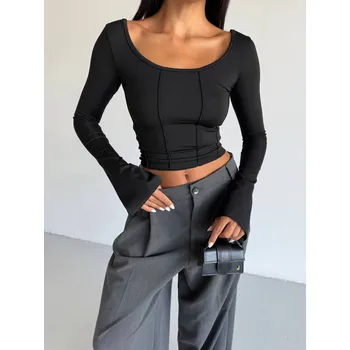 Black Fashion Černý přiléhavý crop top s hlubokým výstřihem na zádech Velikost: L