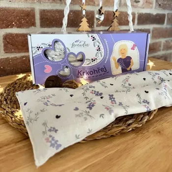 Polštář Lavandia Krkohřej (Lavandia Levandulová farma Krkohřej. Přírodní termo hřejivý polštářek plněný pšenicí a BIO květem levandule. Vhodný pro předehřátí kočárků či lůžka, při bolestech svalů a kloubů.)