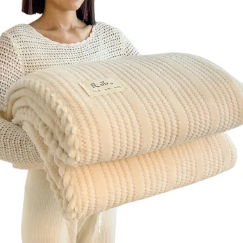 deka Hřejivá zimní deka 120 x 200 cm Měkká nadýchaná přikrývka na postel i gauč Jemný povrch příjemný na dotek Teplá celoroční deka krémová