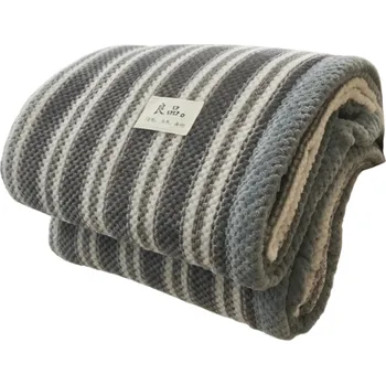 přikrývka Hřejivá pruhovaná přikrývka 150 x 200 cm 1,1 kg Měkká nadýchaná deka s hustým prošíváním Pohodlné přikrytí s pruhovaným vzorem pro ložnici i obývák šedá