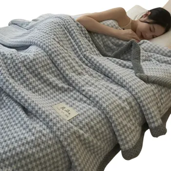 přikrývka Hřejivá kostkovaná přikrývka 150 x 200 cm 1,1 kg Měkká jemná deka s hustým prošíváním Nadýchaný povrch pro pohodlí do ložnice i obýváku modrá