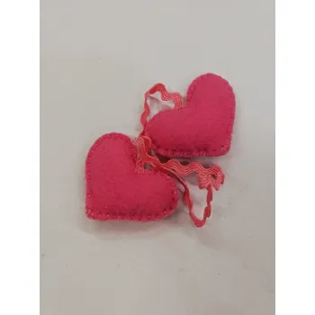 Přívěšek na klíče z plsti - srdíčka spojená stuhou 4,5 x 3,5 cm