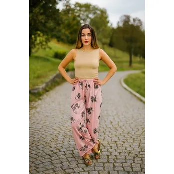 Dámské kalhoty NOVINKA- Volné kalhoty s velkým květinovým vzorem - růžové