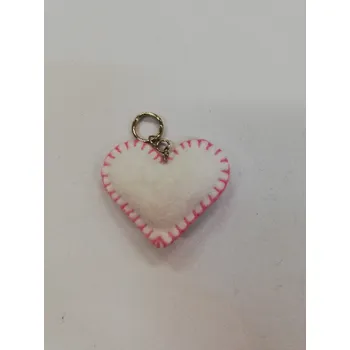 Přívěšek na klíče z plsti - srdíčko bílé s růžovým okrajem 4,5 x 3,5 cm