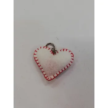 Přívěšek na klíče z plsti - srdíčko bílé s červeným okrajem 4,5 x 3,5 cm