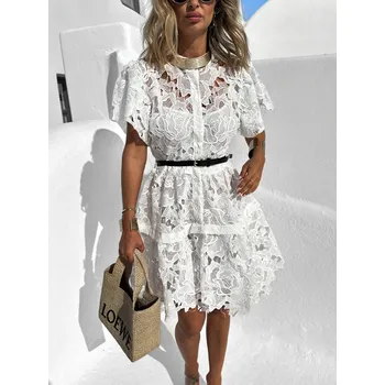 Dámské šaty Bílé krajkové šaty JORGOS se spodničkou a páskem Velikost: S/M