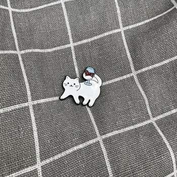 Kočička se skleničkou vína