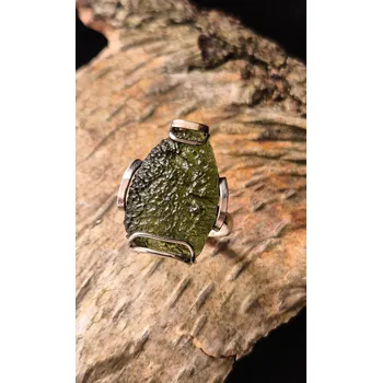 Prsten Stříbrný prsten s neopracovaným vltavínem P35 0024