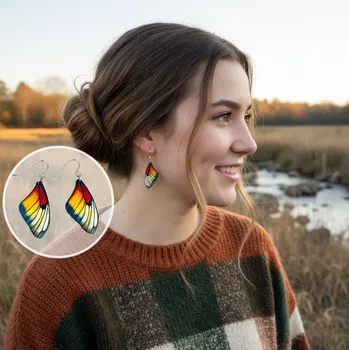 Náušnice art-wood.cz Dřevěné náušnice s motivem motýlích křídel – tropický západ slunce