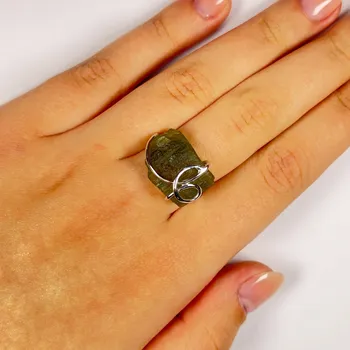 Prsten Stříbrný prsten s neopracovaným vltavínem