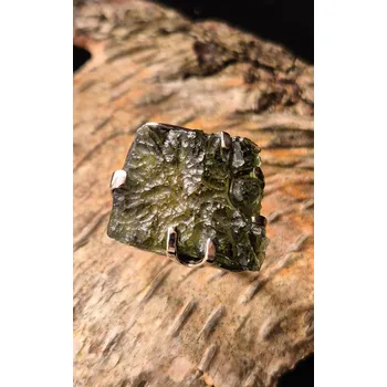 Prsten Stříbrný prsten s neopracovaným vltavínem P35 0030