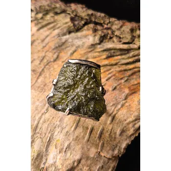 Prsten Stříbrný prsten s neopracovaným vltavínem P35 0014