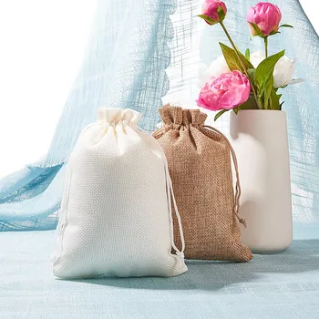 Dárková taška Dárkový pytlík z jutoviny se stahovací šňůrkou, BÍLÁ barva – 13 × 18 cm