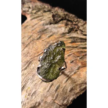 Prsten Stříbrný prsten s neopracovaným vltavínem P35 0032