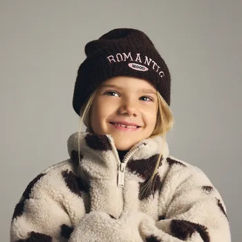 Pokrývka hlavy Reserved - Úpletová čepice s výšivkou - mahagonová - 702GT-93X - 702GT-93X-9Y1