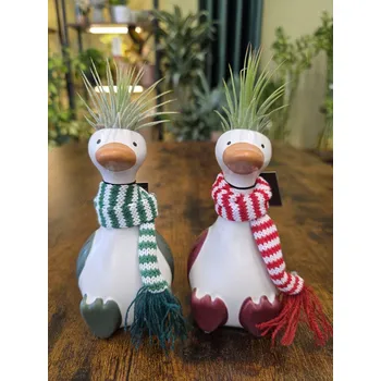 Keramická husa s pletenou šálou a tillandsií