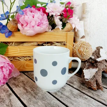 Stolování PĚTKA hrnek 400 ml, šedý puntík, Český porcelán Dubí (Porcelánový hrnek 2. jakost)