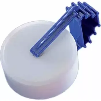 Krmivo pro hlodavce Nobby minerální kámen s úchytkou pro hlodavce 84g