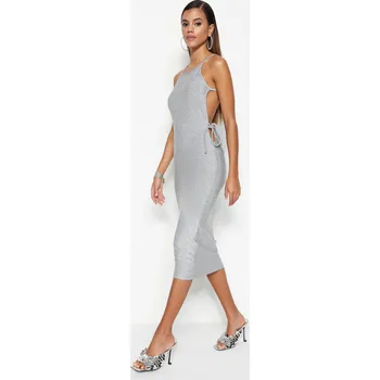Dámské šaty Trendyol šedé vypasované večerní šaty s třpytivým vlasem, pletení Trendyol šedá 2303184