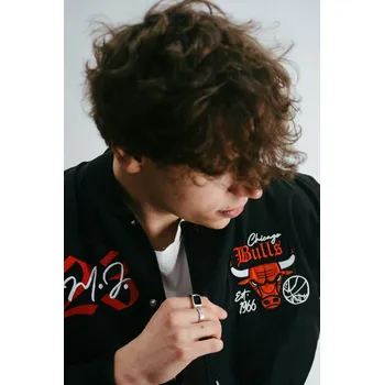 Pánská casual bunda Custom Bunda New Era x Adam Wave Chicago Bulls Tribute Bomber Black / Red velikost M