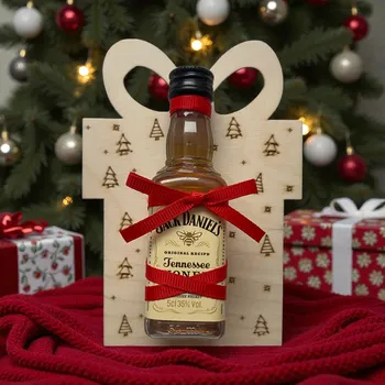 Vánoce Dřevěná vánoční dekorace ve tvaru dárku s mini Jack Daniel’s Tennessee Honey 0,05 l – medová vánoční pozornost